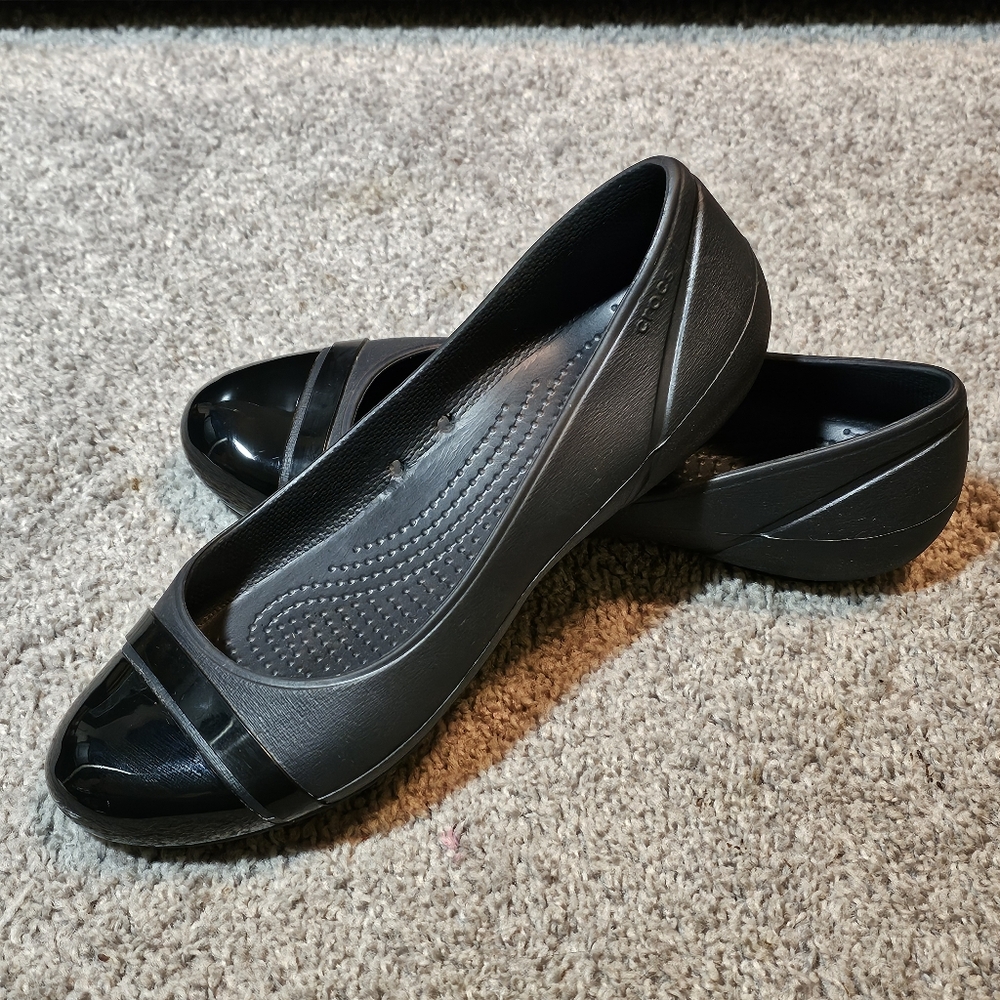 CROCS Gianna Alice Black Slip-On Flats with Shiny Toe Caps (Size 8)